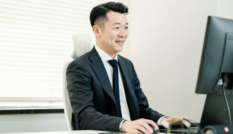 会社内PCと向き合う 井深悠人